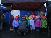 Vystoupení  dětí při rozsvícení stromu na Vlkavě, jarmark